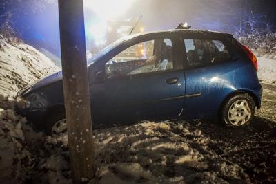 Stuttgart Botnang: PKW auf schneeglatter Fahrbahn ins Schleudern gekommen